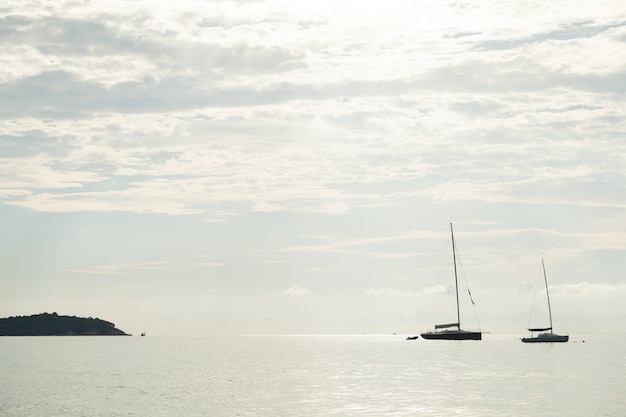 Barca a vela ormeggiata in mare