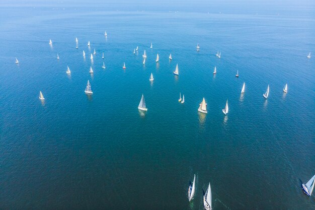 Barca a vela ripresa dall'alto che mostra l'acqua cristallina dell'oceano