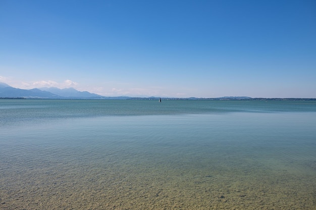 Barca a vela solitaria sul lago chiemsee