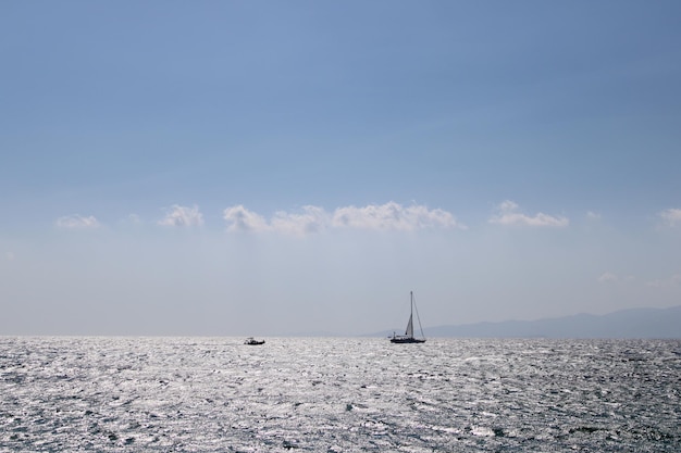 Barca a vela su uno splendido paesaggio