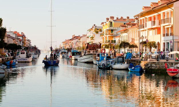 Barca a vela sul canale