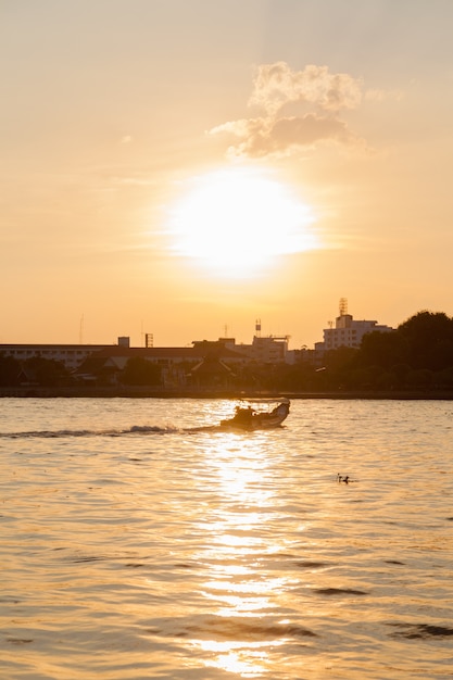 Barca a vela sul fiume