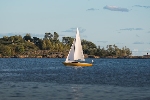 Barca a vela sul Mar Baltico in una soleggiata giornata d'autunno a Helsinki