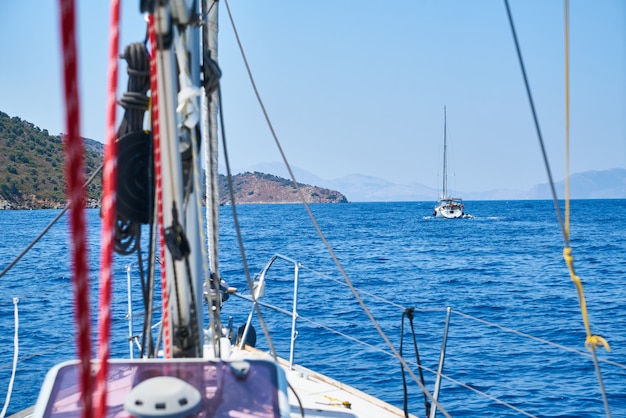 Barca a vela sull&#39;oceano