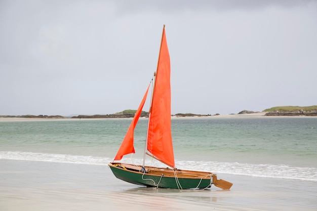 Barca a vela sulla spiaggia Glassillaun, Connemara, Galway, Irlanda