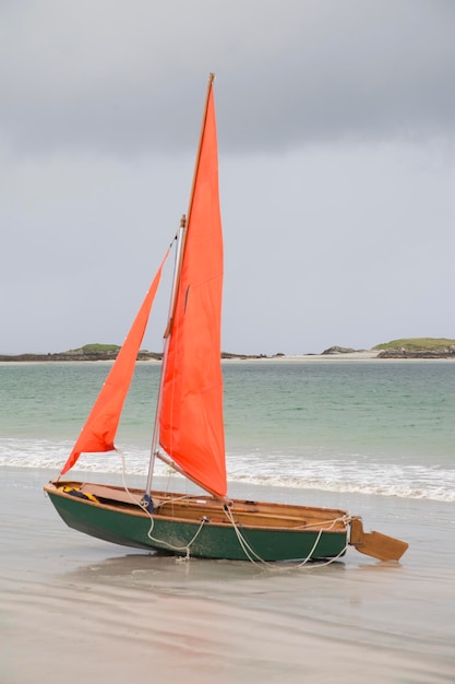 Barca a vela sulla spiaggia Glassillaun Connemara Galway Irlanda