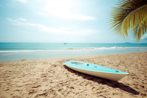 Barca a vela sulla spiaggia tropicale di sabbia in estate