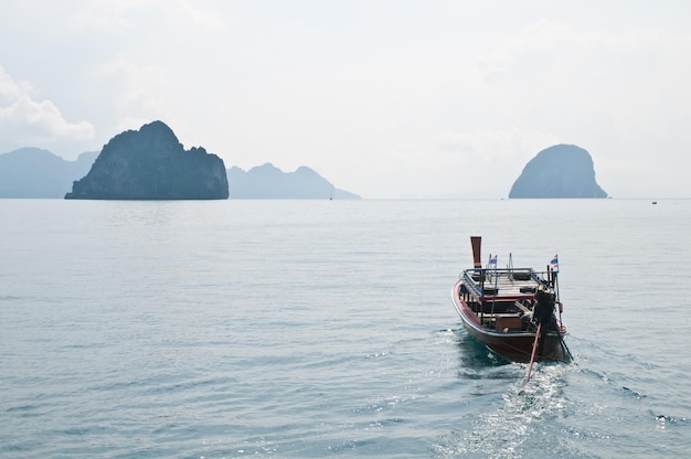 Barca a vela tailandese nel mare di Phuket