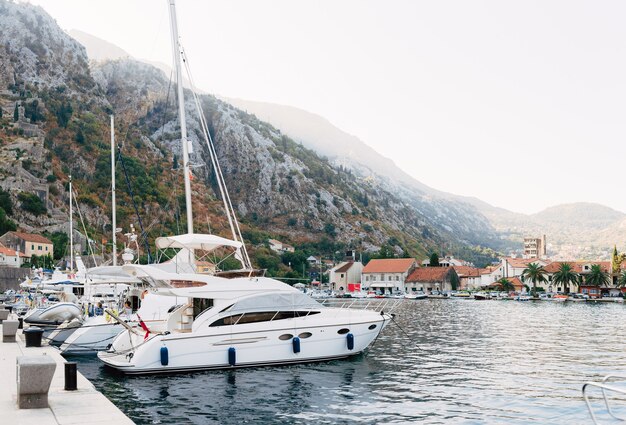 Barca a vela vicino alla città vecchia di kotor baia di kotor