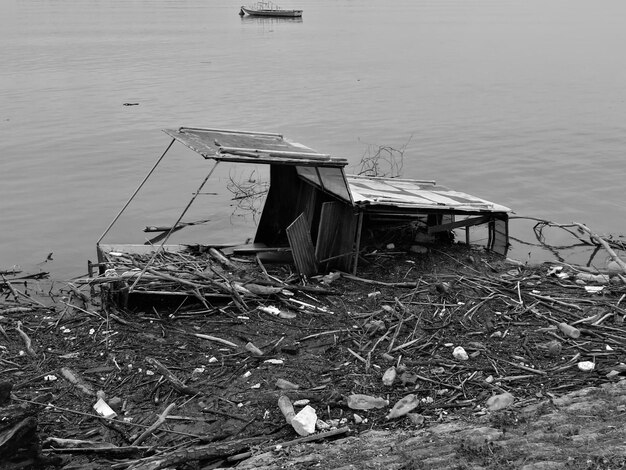 Barca abbandonata nel lago