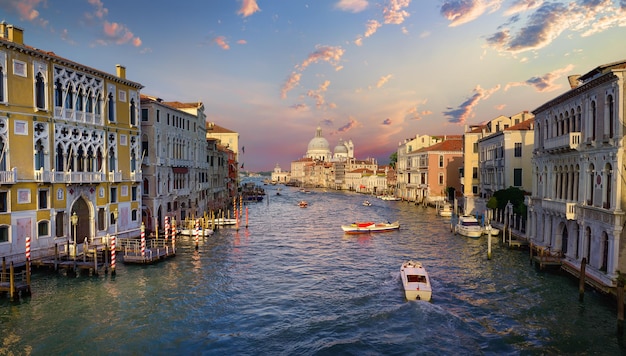 Barca al Canal Grande a Venezia, Italia