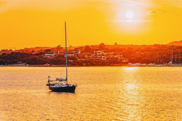 Barca al Mar Mediterraneo in Costa Smeralda in Sardegna in Italia all'alba