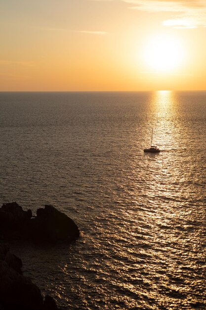 Barca al tramonto nel mare