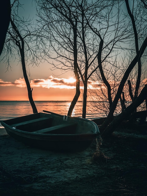 Barca all'alba in riva al mare