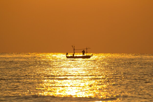 barca da pesca al mattino con la luce del sole