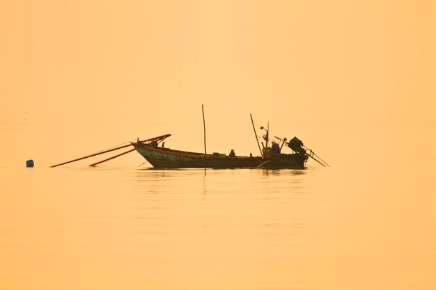 Barca da pesca al tramonto della sagoma