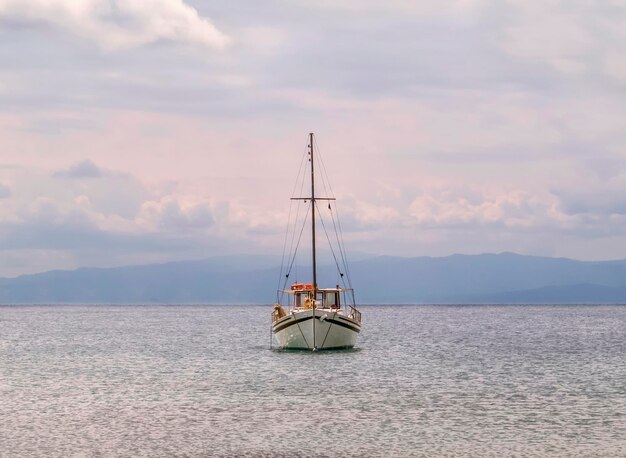 Barca da pesca al tramonto sull'isola nel Mar Mediterraneo in Grecia