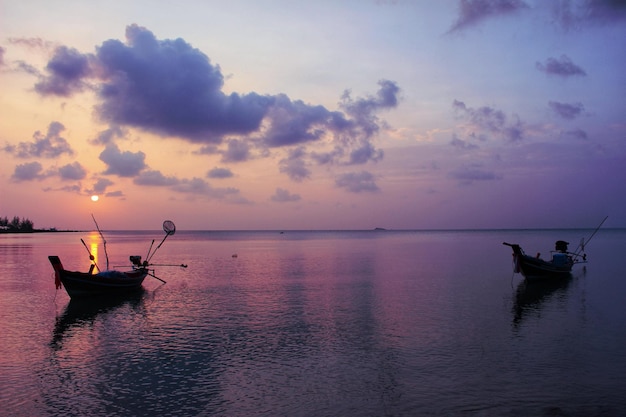 Barca da pesca al tramonto