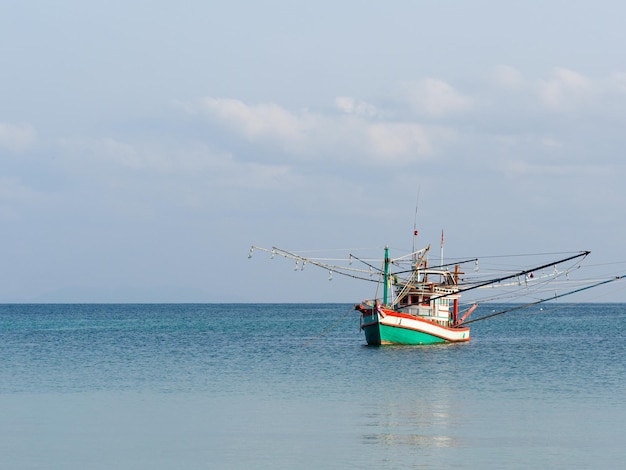 Barca da pesca ancorata contro un cielo limpido