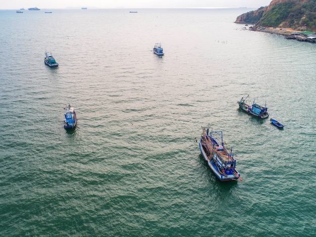 Barca da pesca che galleggia nel mare.