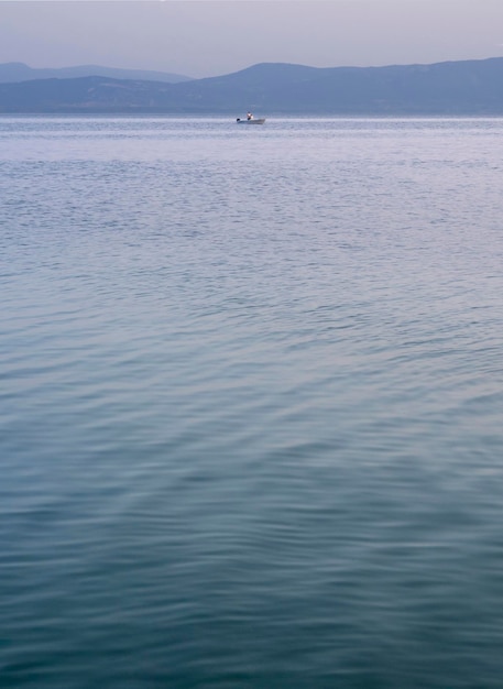 Barca da pesca e pesca al tramonto nel Mar Egeo vicino all'isola di Evia in Grecia