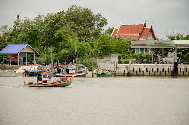 Barca da pesca galleggiante e muoversi sul mare andare ad ormeggiare al molo dopo la pesca in mare nella città di Pak Nam Prasae il 10 agosto 2016 a Rayong Thailandia