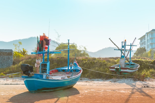 barca da pesca in legno su una spiaggia di sabbia dell'isola