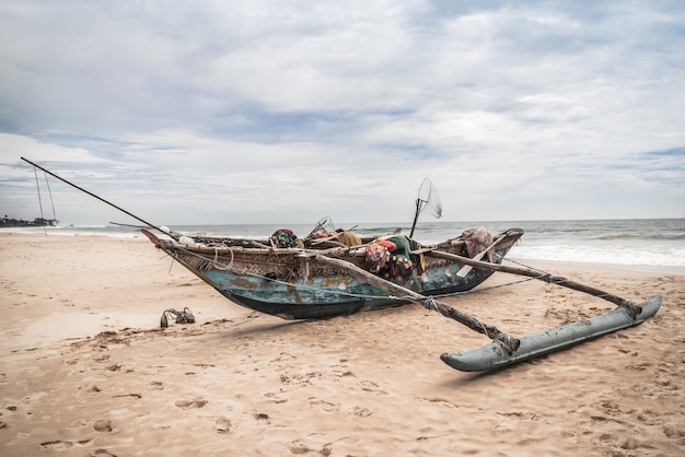 Barca da pesca in riva al mare a Bentota Beach, Sri Lanka.