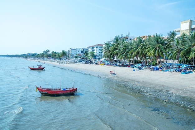 Barca da pesca in serata nella provincia di Chonburi Thailandia