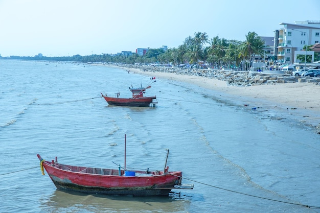 Barca da pesca in serata nella provincia di Chonburi Thailandia