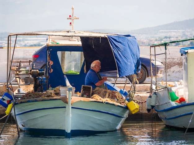 Barca da pesca in un pomeriggio soleggiato sul tranquillo Mar Egeo sull'isola di Evia Grecia