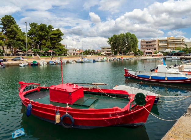 Barca da pesca in un pomeriggio soleggiato sul tranquillo Mar Egeo sull'isola di Evia Grecia