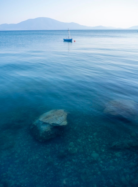 Barca da pesca in un pomeriggio soleggiato sul tranquillo Mar Egeo sull'isola di Evia, Grecia