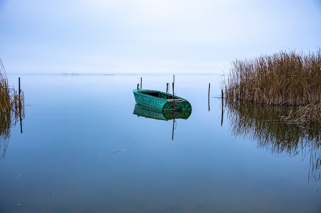 Barca da pesca nel lago prima dell'alba