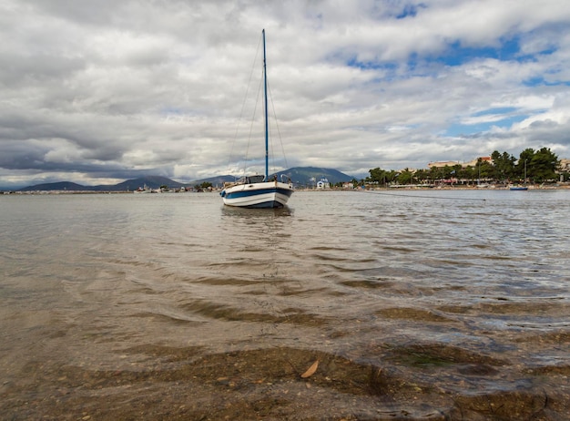 Barca da pesca nelle giornate nuvolose sul calmo Mar Egeo sull'isola di Evia Grecia