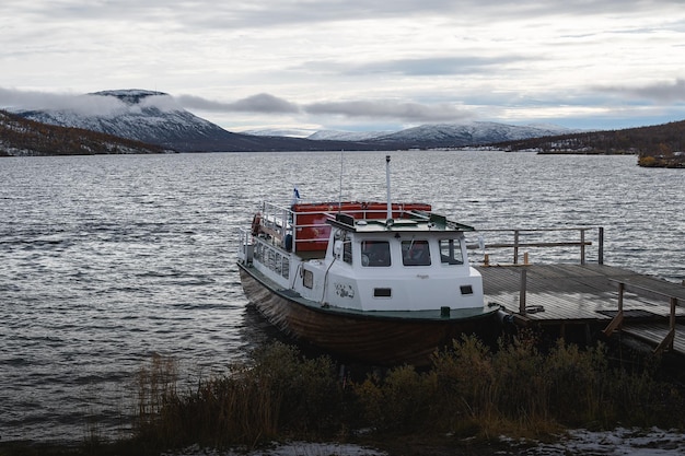 Barca da pesca sul lago nella Lapponia settentrionale della Finlandia