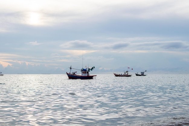 Barca da pesca sul mare con sfondo azzurro del cielo