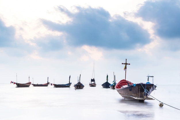 barca da pesca sul mare