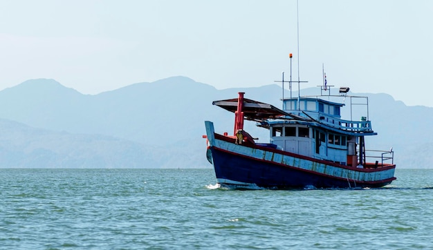 barca da pesca sul mare