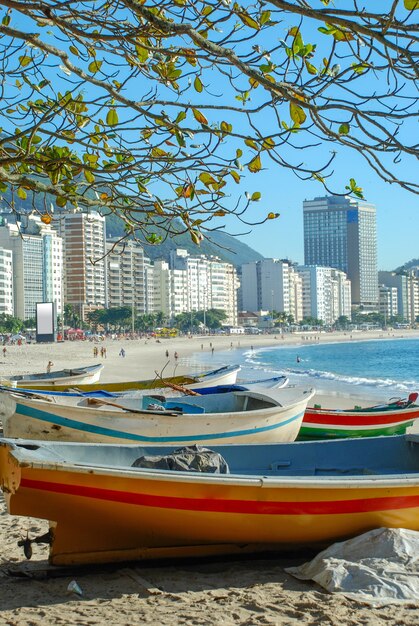 Barca da pesca sulla spiaggia di Copacabana Rio de Janeiro