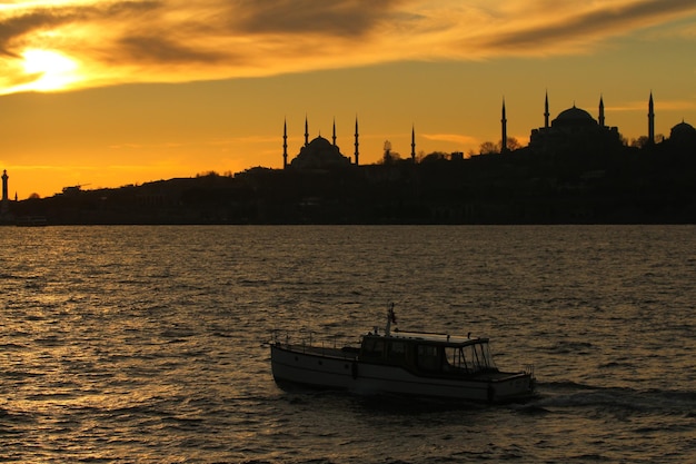 Barca da pesca sullo sfondo della città di Istanbul Sultan Ahmet moschea va hagia sophia