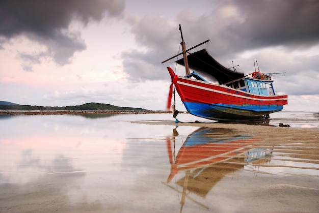 Barca da pesca thailandese utilizzata come veicolo per trovare pesci in mare.