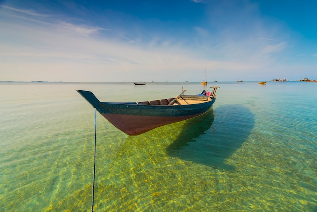 barca da pesca tradizionale in mare con acqua limpida