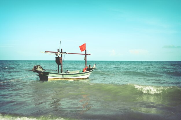 Barca da pesca Vintage in oceano.