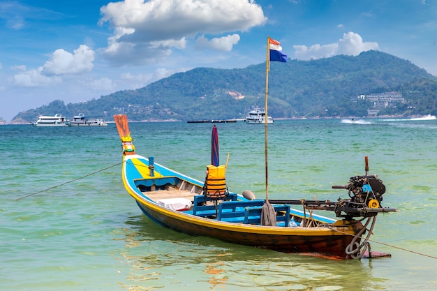 Barca dalla coda lunga sulla spiaggia di Patong a Phuket in Thailandia