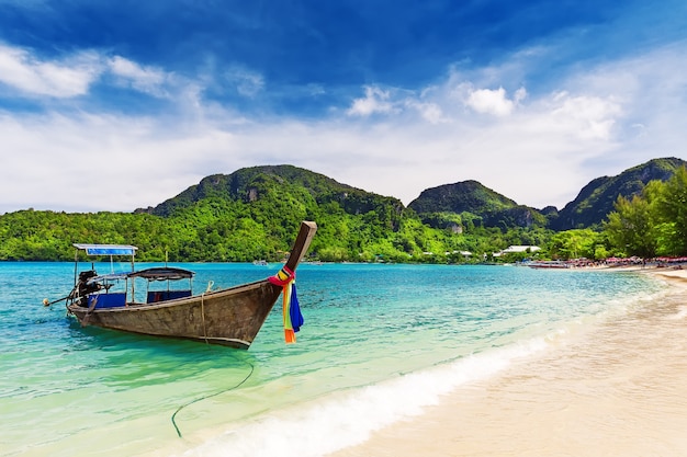 Barca dalla coda lunga sulla spiaggia tropicale, Krabi, Thailandia