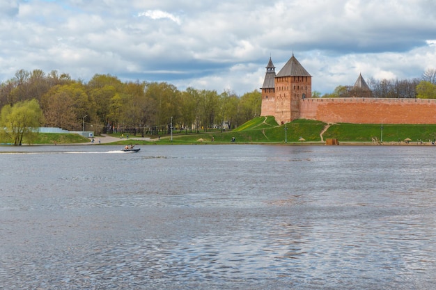 Barca davanti al castello di Velikiy Novgorod