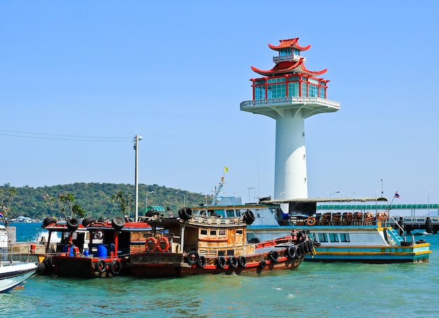 Barca del pescatore nel porto di koh Sichang, Chonburi, Tailandia.