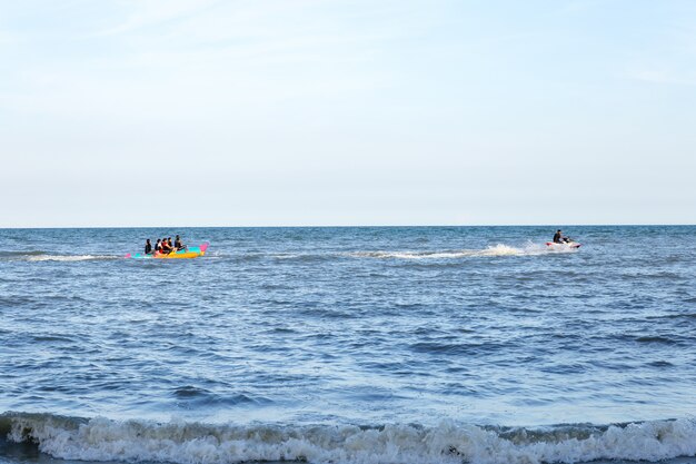 Barca di banana in mare. Gruppo di giovani che guidano la barca di banana