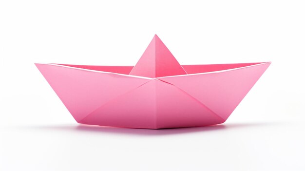 Barca di carta rosa isolata su sfondo bianco